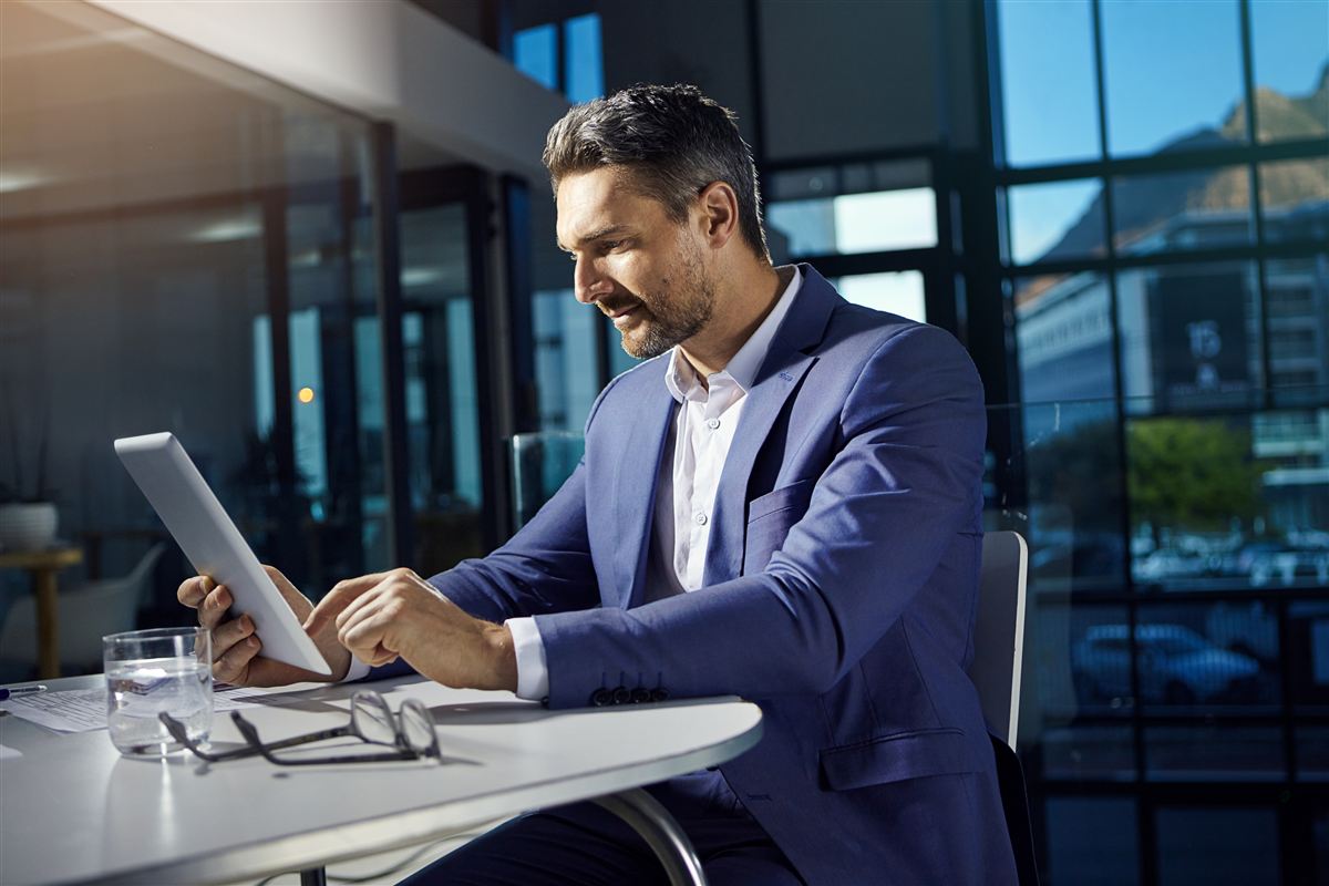 Consultor analisando os números da operação