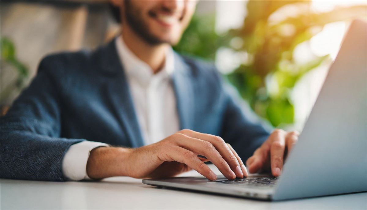 Empresário conferindo números no laptop