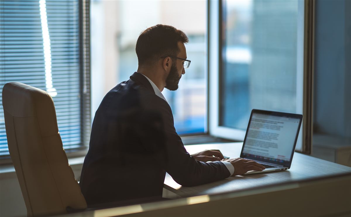 Dono de empresa trabalhando sozinho até tarde